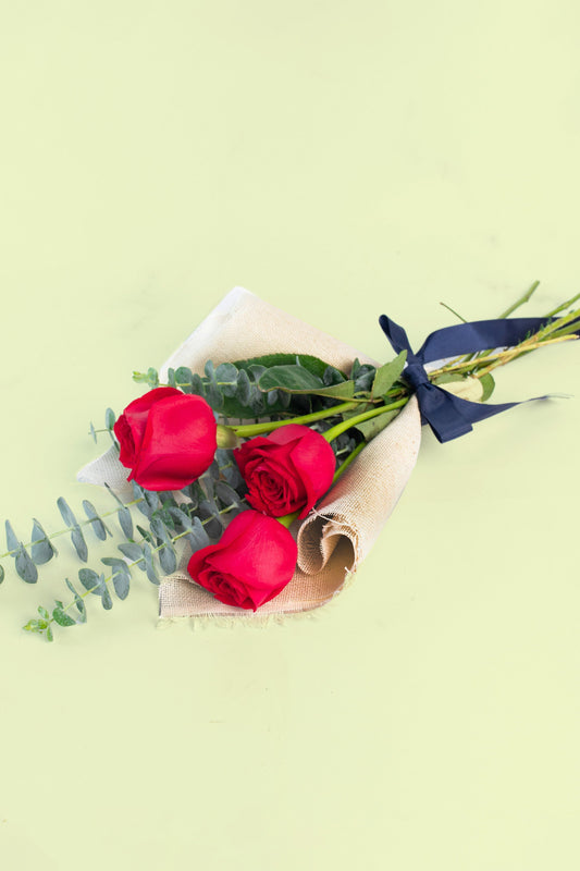 Bouquet of 3 Red Roses - Jute Wrap Cd. Juarez