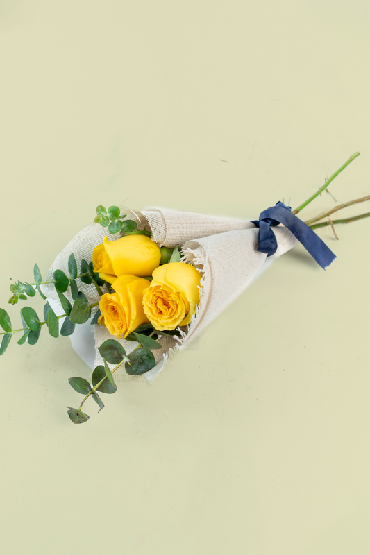 Bouquet of 3 Yellow Roses - Jute Wrap Cd. Juarez