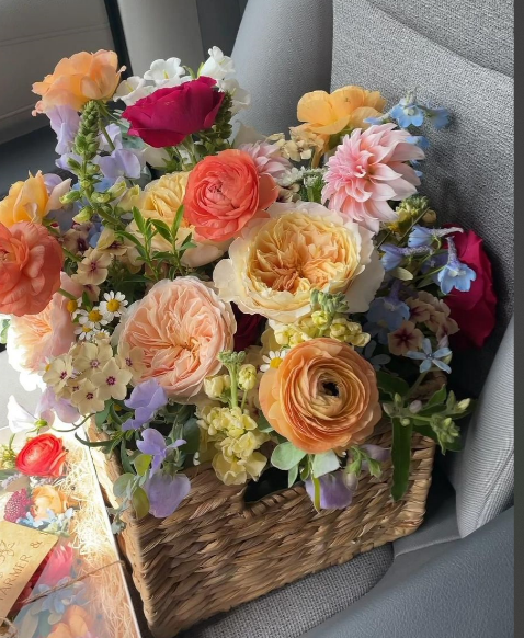 1 Arreglo en canasta 2 Peonias Blancas, 2 Peonias Rosas, Rosa Blanca, Rosa Clarita, Perrito Blanco y Hortensias con Dolar y Guni.