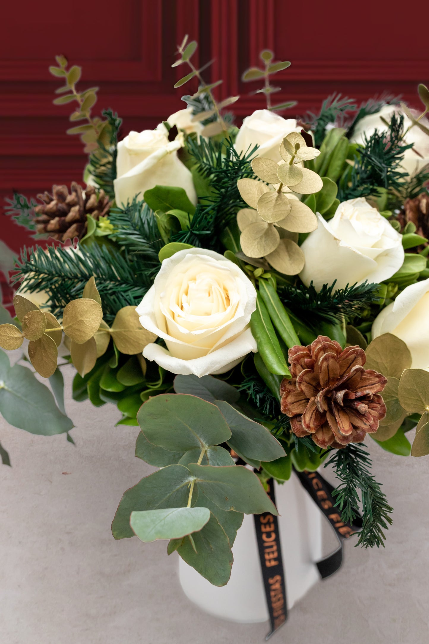 Blanca Navidad - Rosa Blanca con Piñas Navideñas