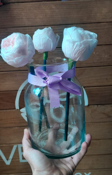 3 Peonias Blancas y 3 Peonias Rosas, Sin Follaje, en Florero de Cristal