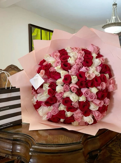 Pedido especial Ramo buchón 100, 40 rosas rojas, 30 rosas rositas y 30 rosas blancas, 1 Pick Happy Birthday