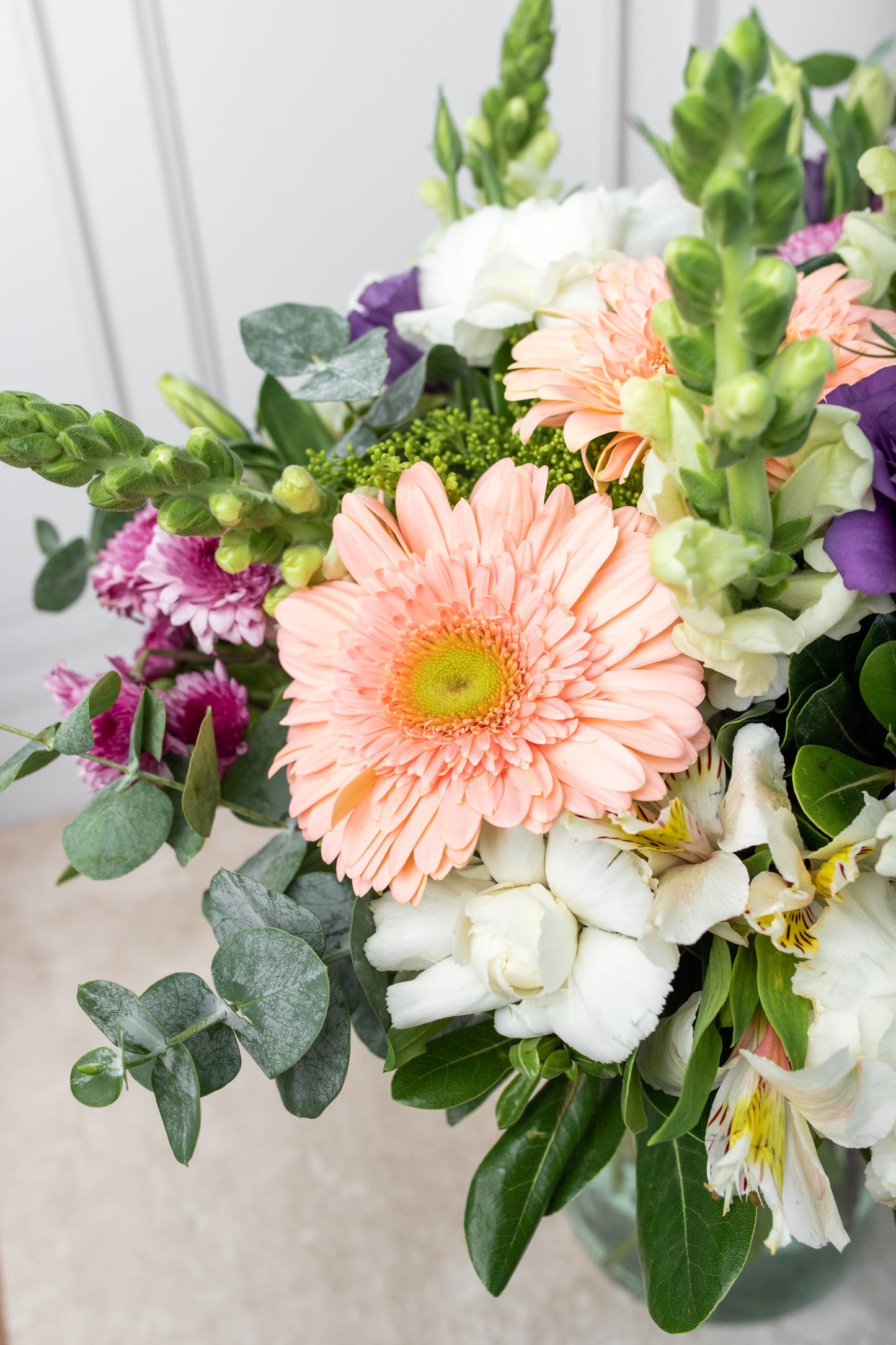 Alma Libre // Gerbera, Lisianthus, Clavel Blanco, Moreliana, Perrito Blanco