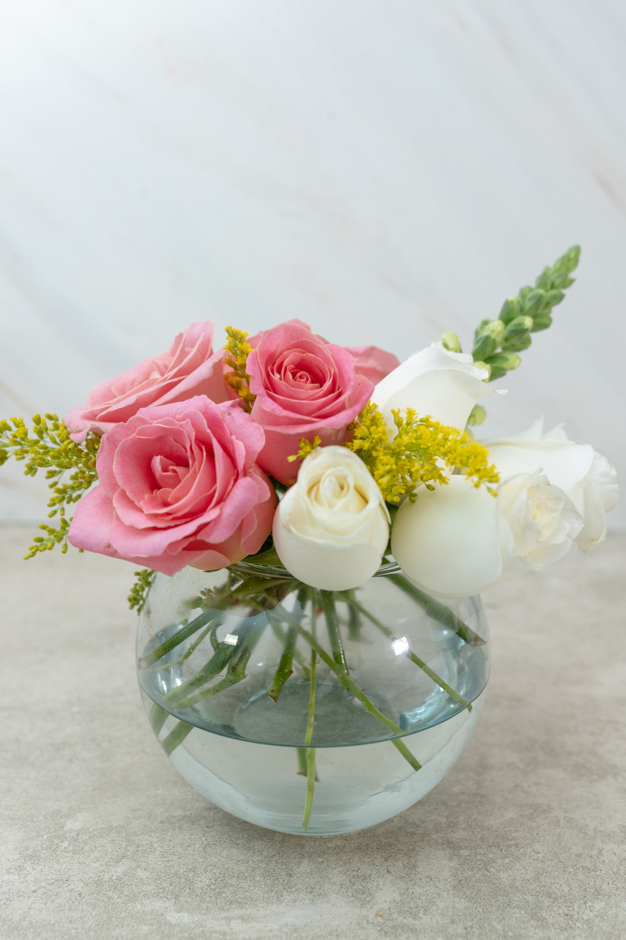 ➤ Centro de Mesa Rosa Clarita y Rosa Blanca Verbena Flores