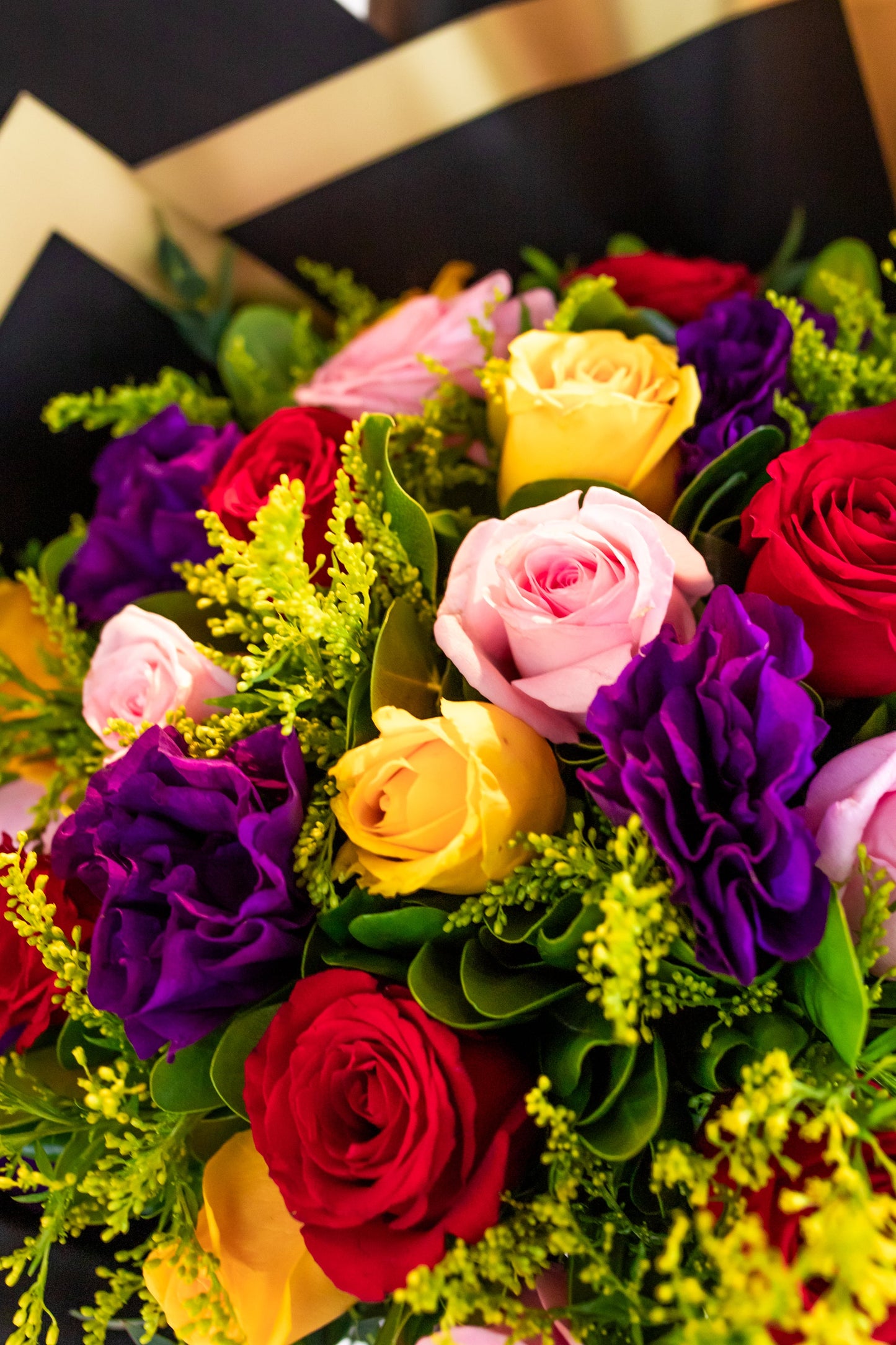Aguardiente - Ramo Rosa Roja, Amarilla y Clarita con Lisianthus Cuau. Iz.