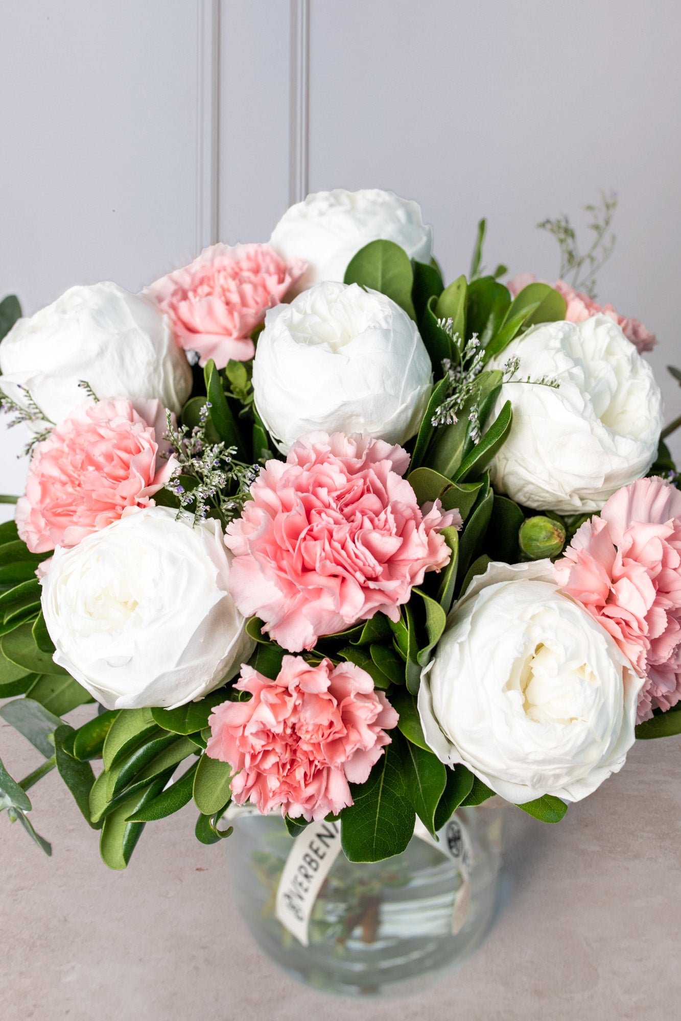 Pura Vida - Peonia Blanca y Clavel Rosa.