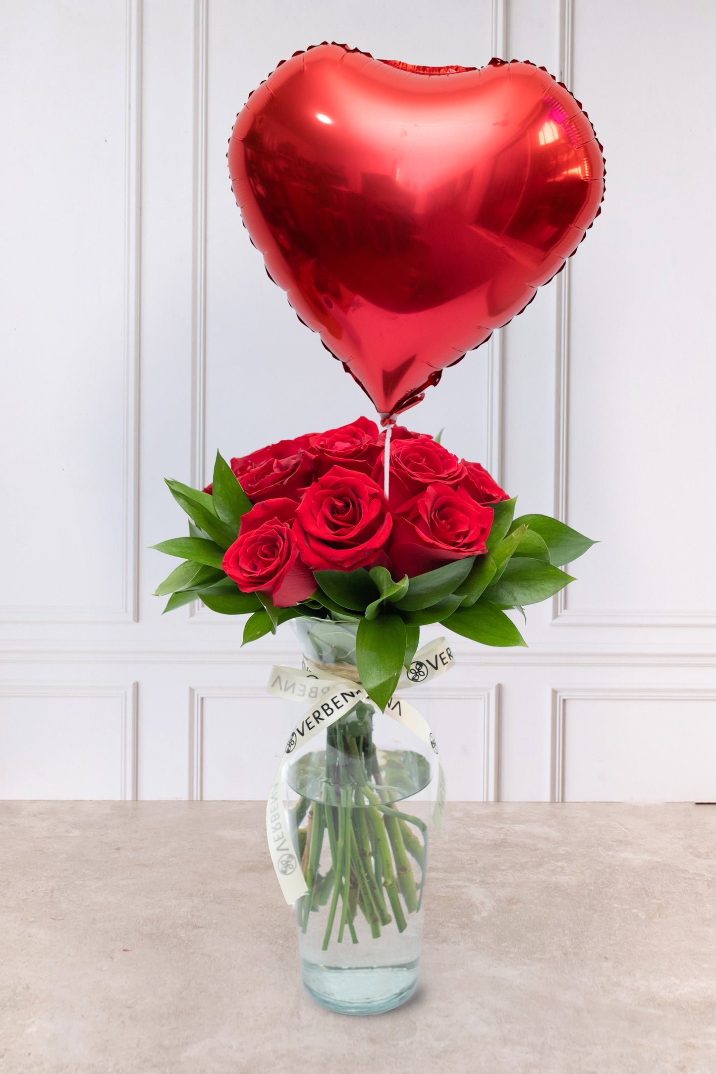 12 Rosas Rojas con Globo de Corazón - Flores