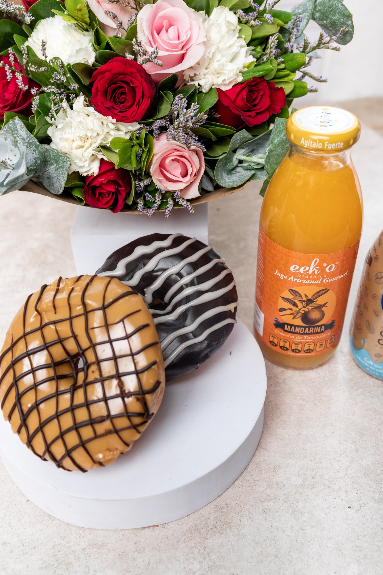 Buenos Días - Kit de Desayuno con Jugo, Café y Flores