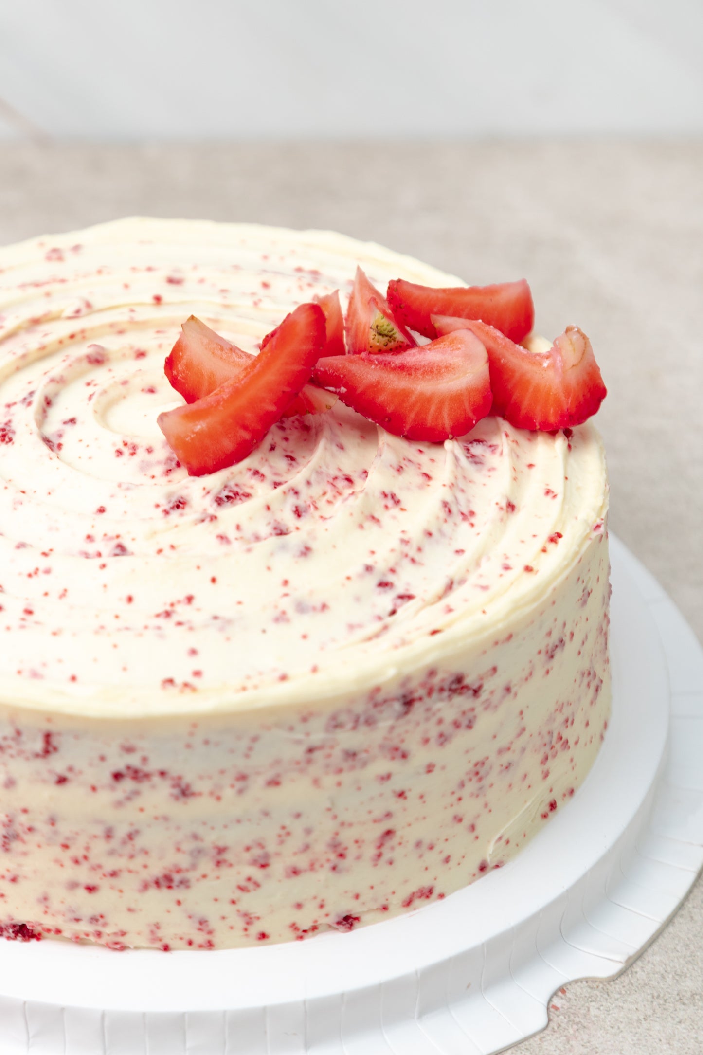 Pastel Grande Red Velvet - Fresa y Chocolate Blanco