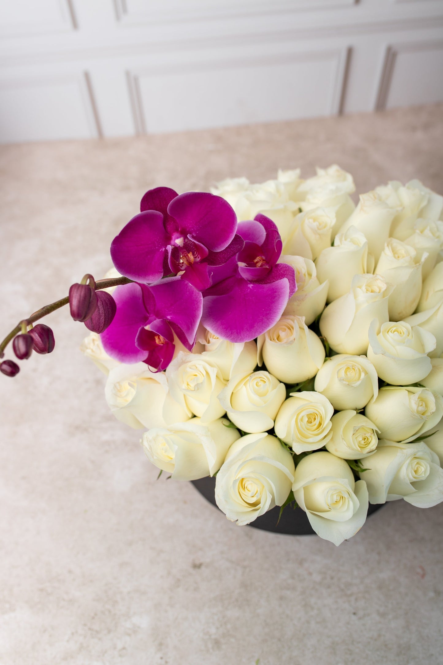 Dulce Mora // Caja Rosa Blanca con Orquídea Morada