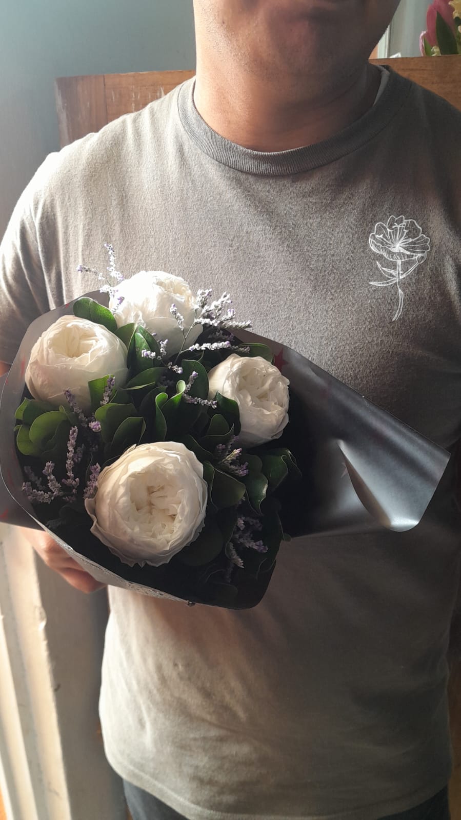 Ramo de 4 Peonias Rosas Con Clavo y Limonio.