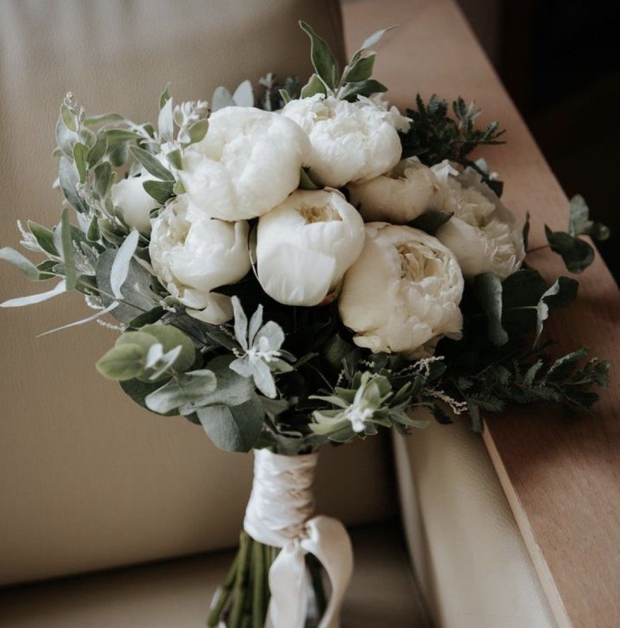Pedido Especial, Ramo de Novia, Peonias Blancas y 12 Claveles
