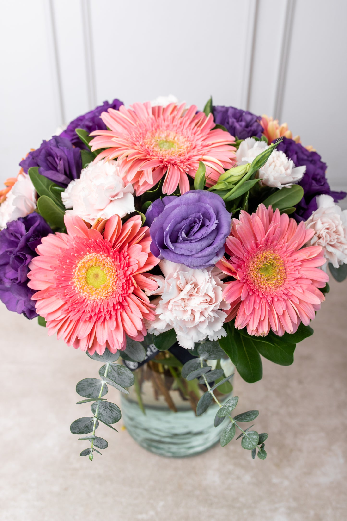 Coral - Gerbera Rosa, Lisianthus Morado y Clavel Rosa M