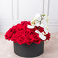 Rojo Escarlata - Caja de Rosas Rojas con Orquídea Blanca.
