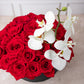 Rojo Escarlata - Caja de Rosas Rojas con Orquídea Blanca.