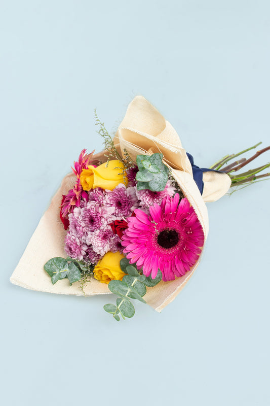 Ramo Gerbera, Rosa Amarilla, Roja y Moreliana - Envoltura Yute AGS