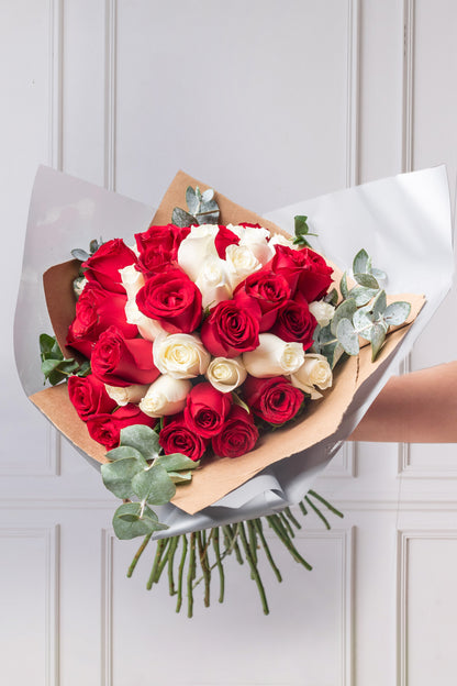 Ramo Buchón MOM - 50 Rosas Roja y Blanca GDL