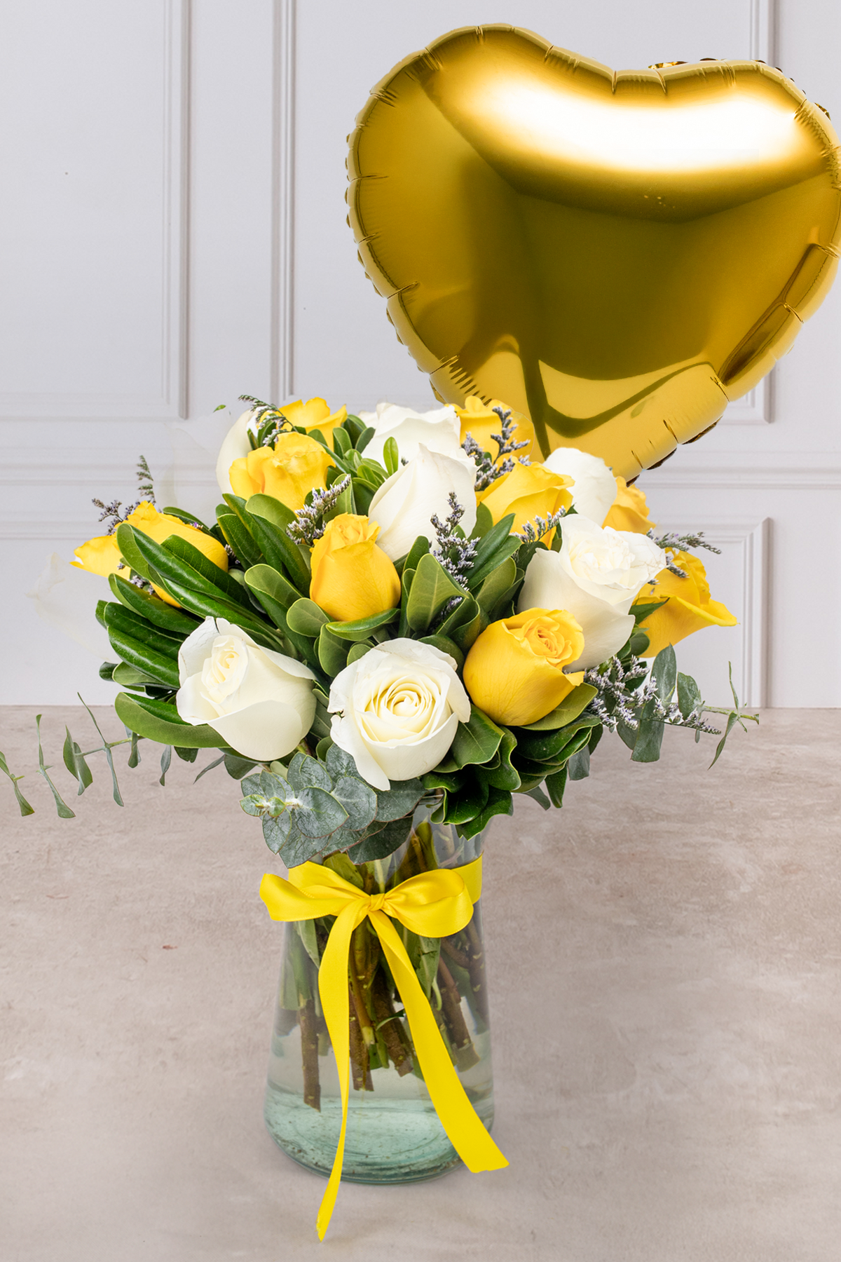 Globo Corazón Amarillo con Beso de Miel - Rosas Amarillas y Rosas Blancas | Verbena 21S
