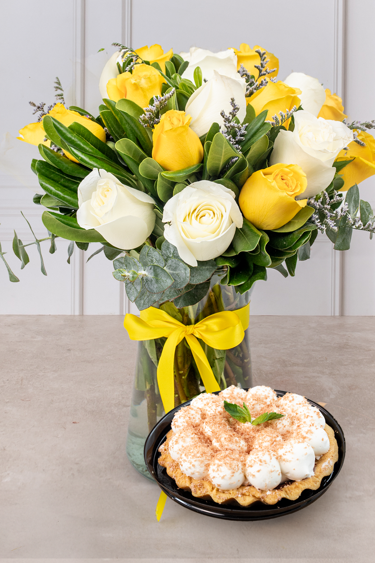 Tarta Individual Plátano con Beso de Miel - Rosas Amarillas y Rosas Blancas | Verbena 21S