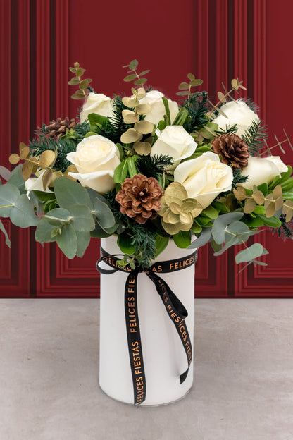 Blanca Navidad - Rosa Blanca con Piñas Navideñas