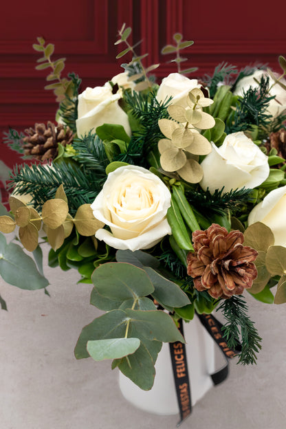 Blanca Navidad - Rosa Blanca con Piñas Navideñas