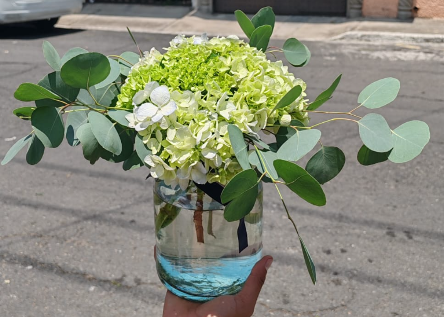 Pedido de 6 centros de mesa de hortensias verdes y azules.
