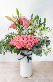Pedido especial (Sabor a mi con rosas rojas y lilium blancas) y pastel Red velvet Grande