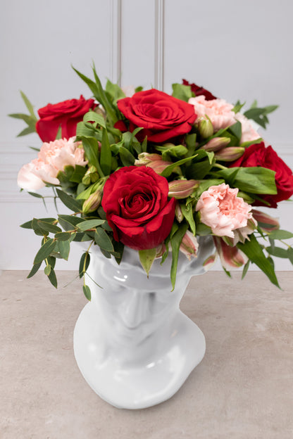 Cabeza de David - Rosa Roja, Clavel y Astromelias.