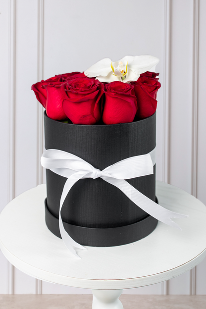 Señorita - Caja de Rosas Rojas con Orquídea