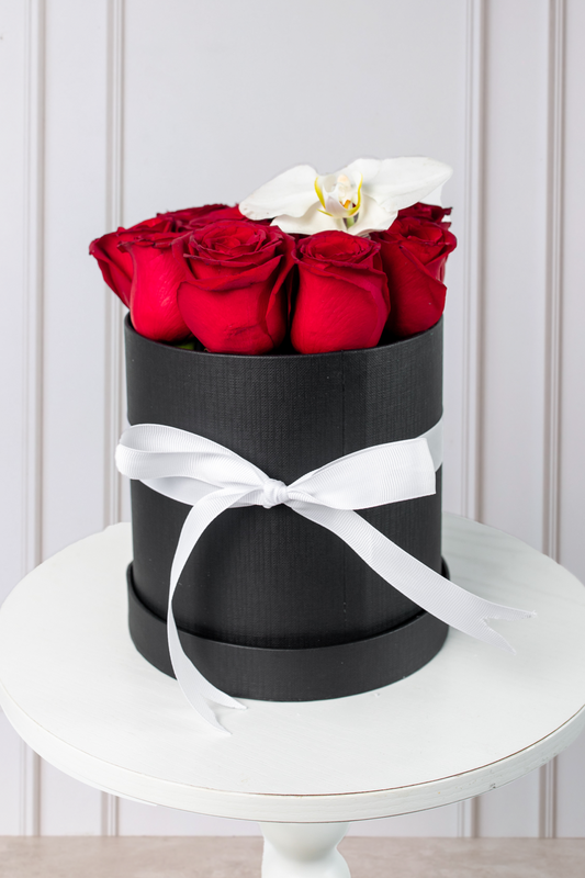 Señorita - Caja de Rosas Rojas con Orquídea
