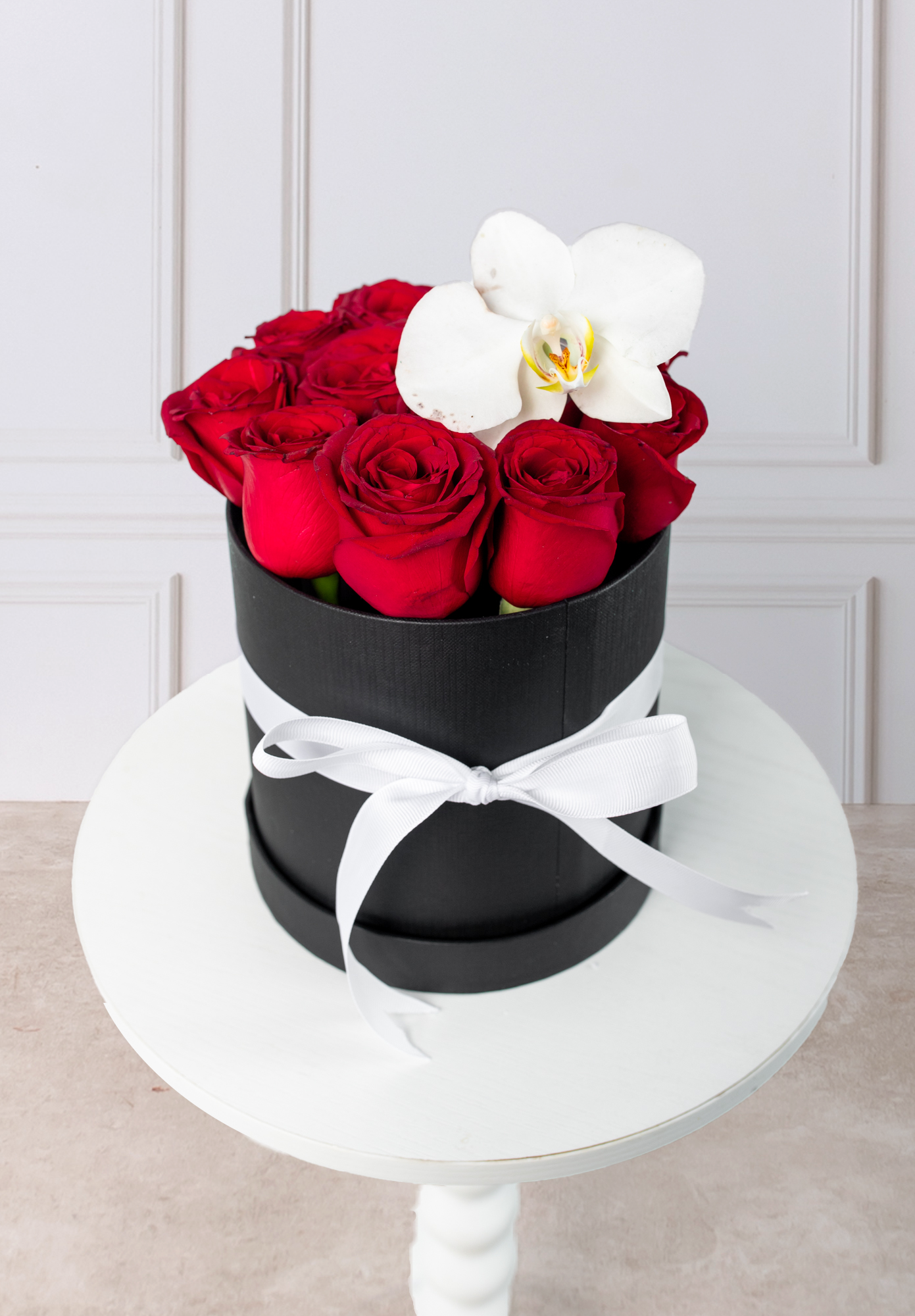 Señorita - Caja de Rosas Rojas con Orquídea DGO