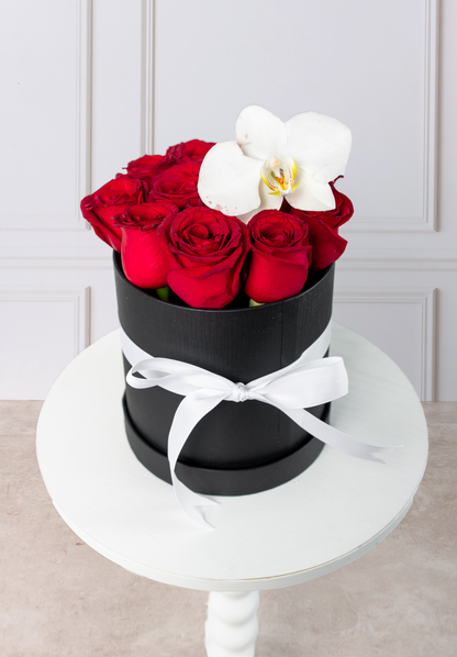 Señorita - Caja de Rosas Rojas con Orquídea