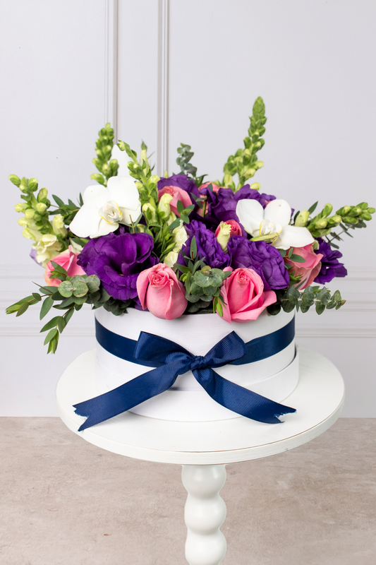 Verona - Caja de Rosas Claritas y Rojas con Lisianthus y Orquídea