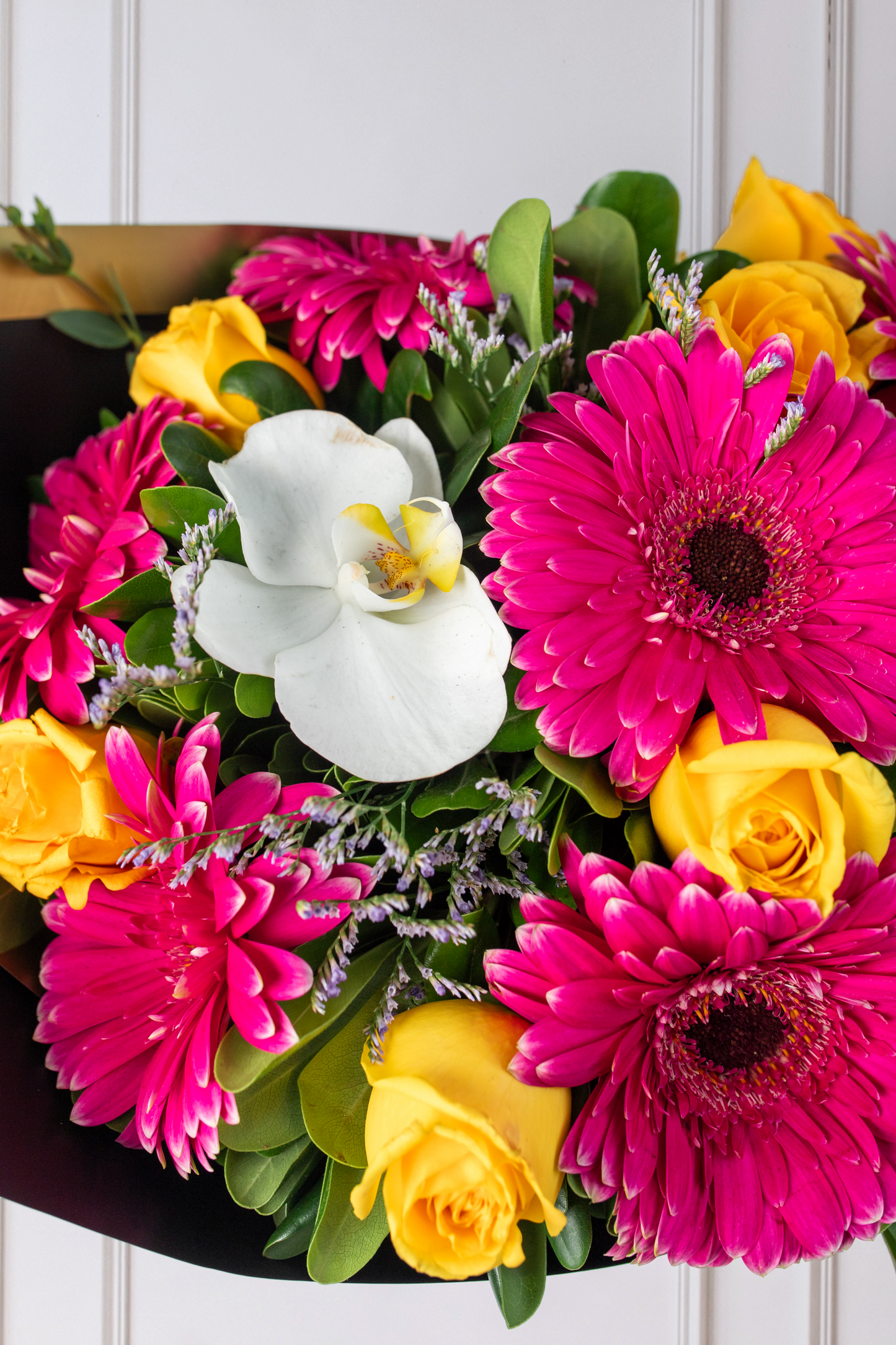 Instantes - Gerbera, Rosa Amarilla y Orquídea Blanca CH/IXT