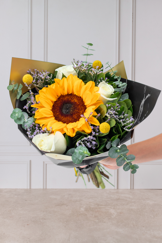 Solé - Ramo Girasol, Rosas Blancas y Craspedia