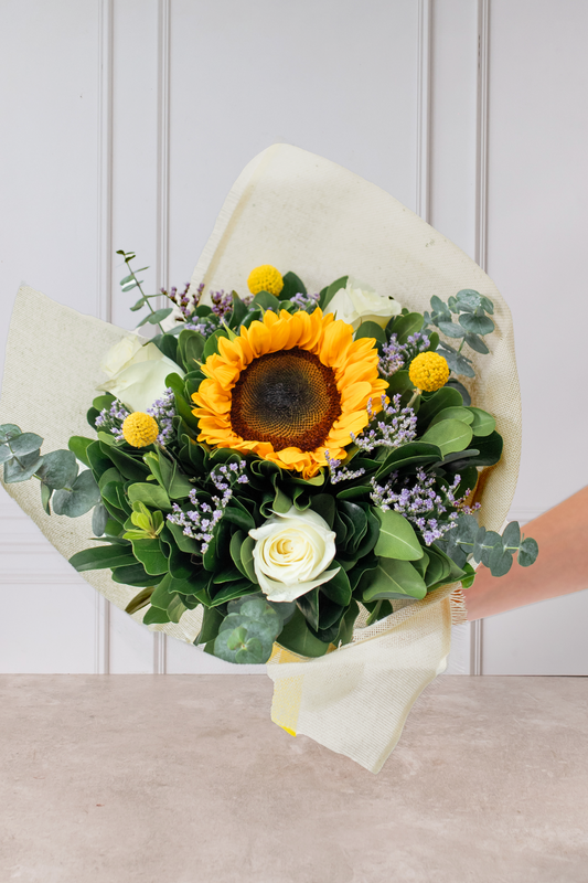 Sunshine - Ramo Girasol, Rosas Blancas y Craspedia Yute