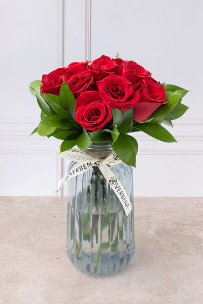 12 Rosas Rojas con Florero Rayado - Flores