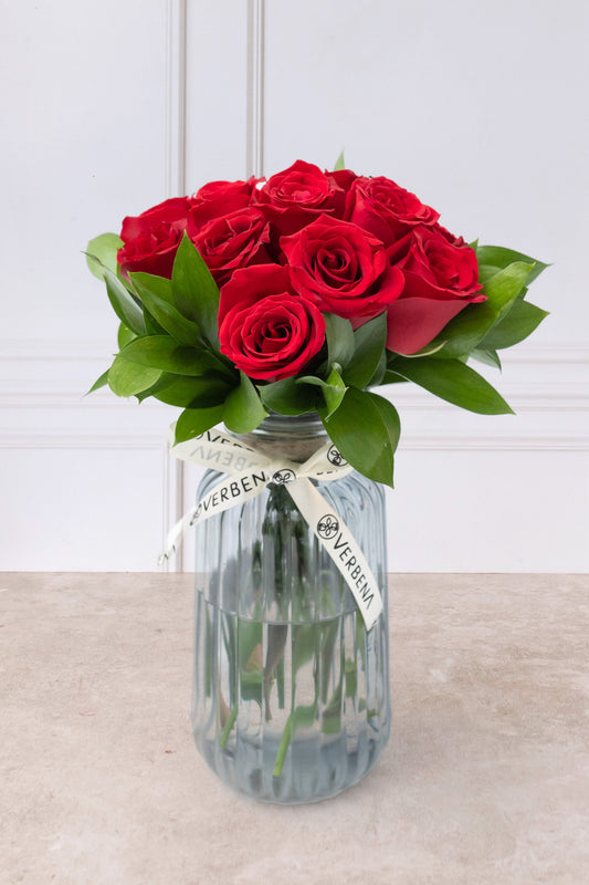 12 Rosas Rojas con Florero Rayado - Flores CEL.