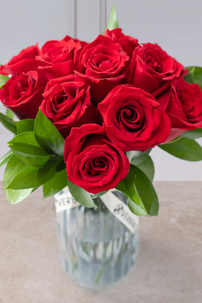 12 Rosas Rojas con Florero Rayado - Flores