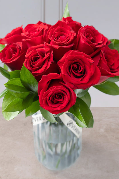 12 Rosas Rojas con Florero Rayado - Flores CEL.