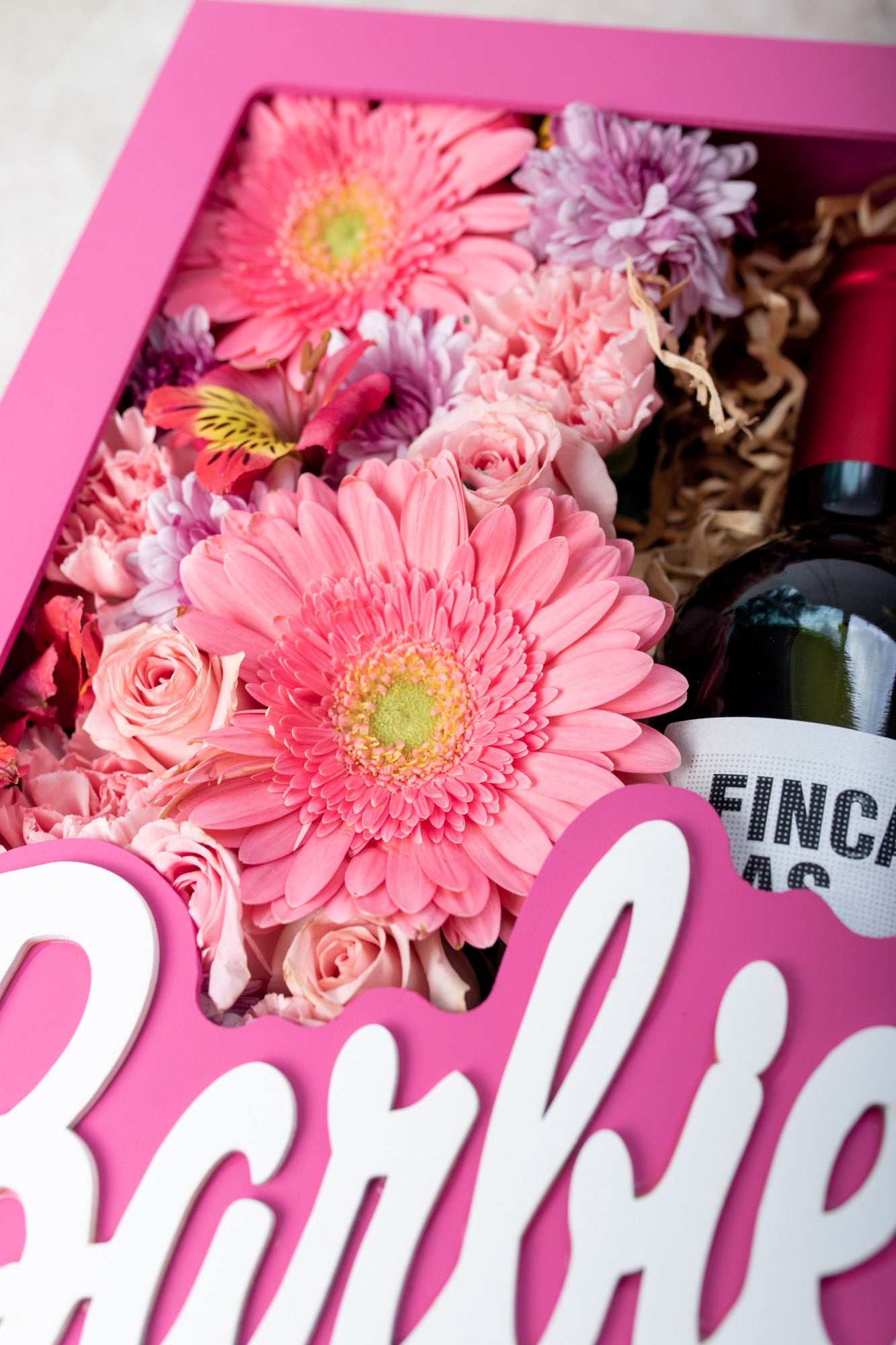 Barbie Girl con Vino - Caja de Flores y Vino