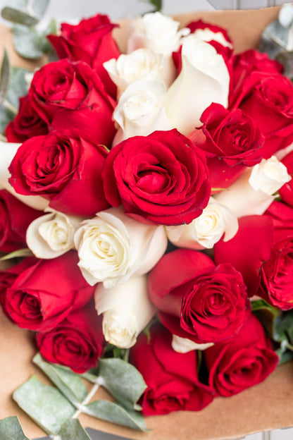 Ramo Buchón MOM - 50 Rosas Roja y Blanca GDL