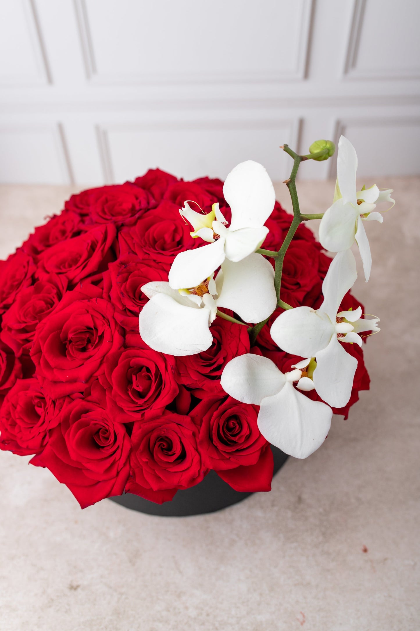 Escarlata - Caja de Rosas Rojas con Orquídea Blanca