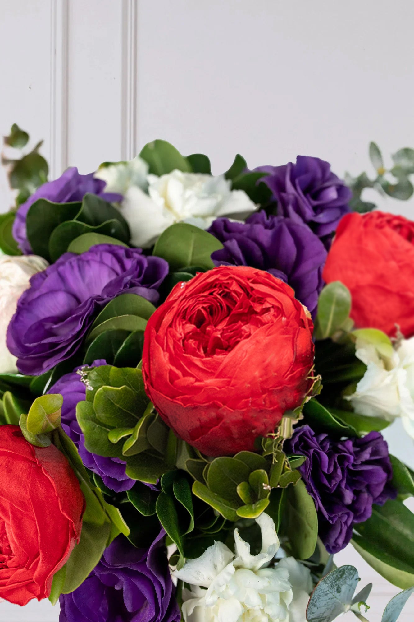 Rojo Mora - Peonia Roja, Lisianthus Morado y Clavel Blanco