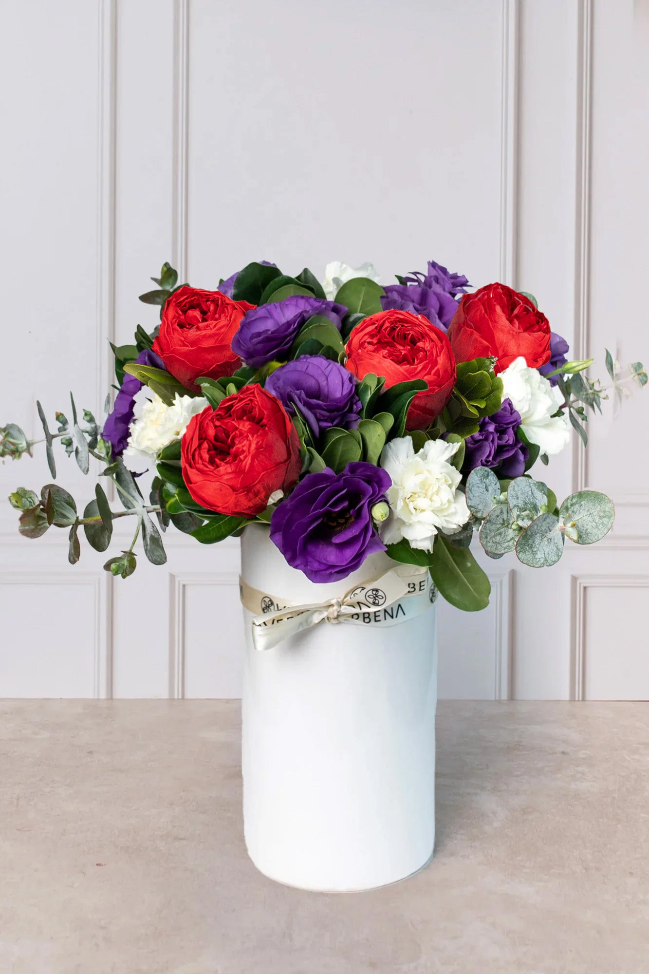 Rojo Mora - Peonia Roja, Lisianthus Morado y Clavel Blanco