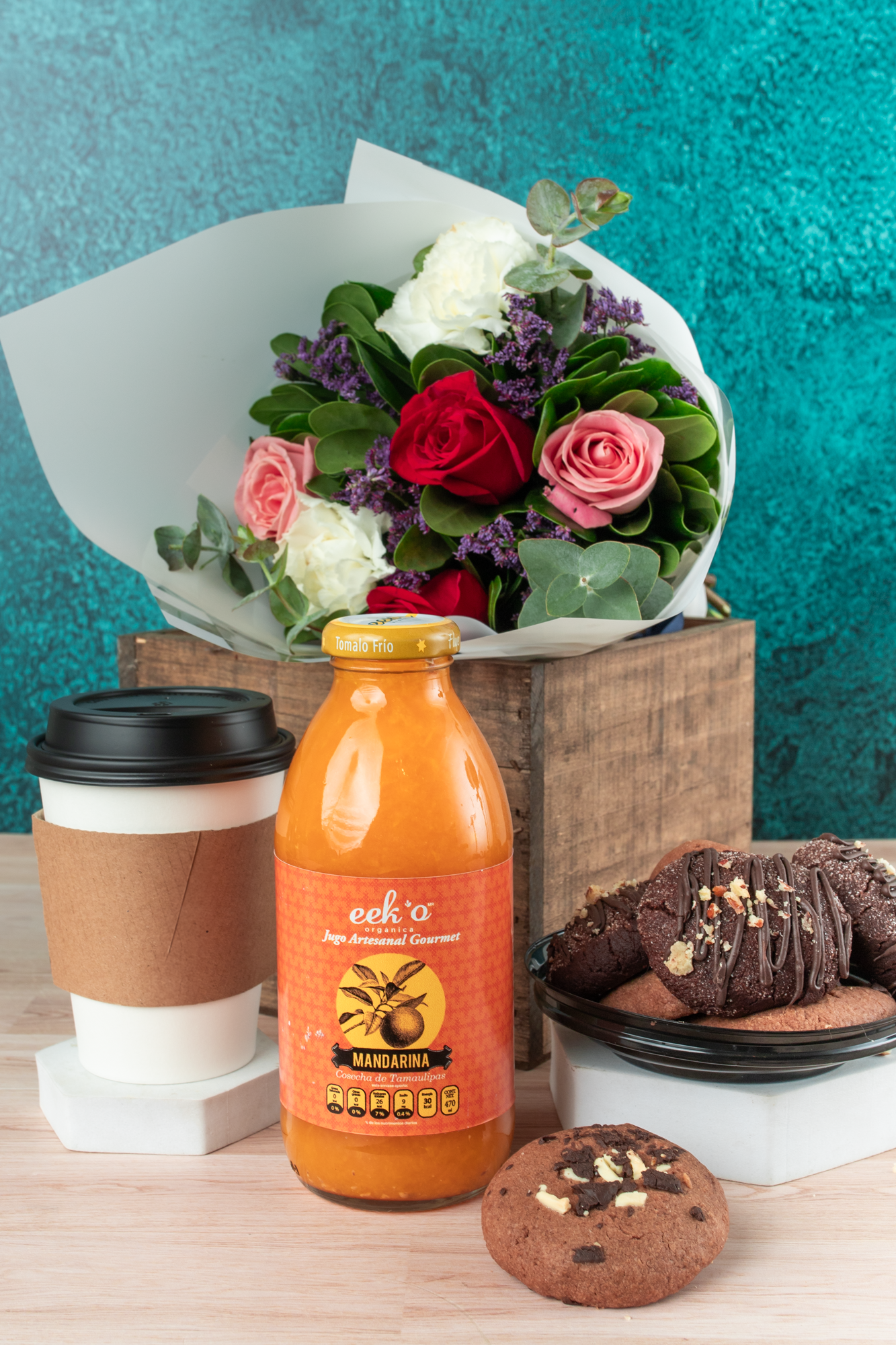 Buenos Días - Kit de Desayuno con Jugo, Café y Flores M