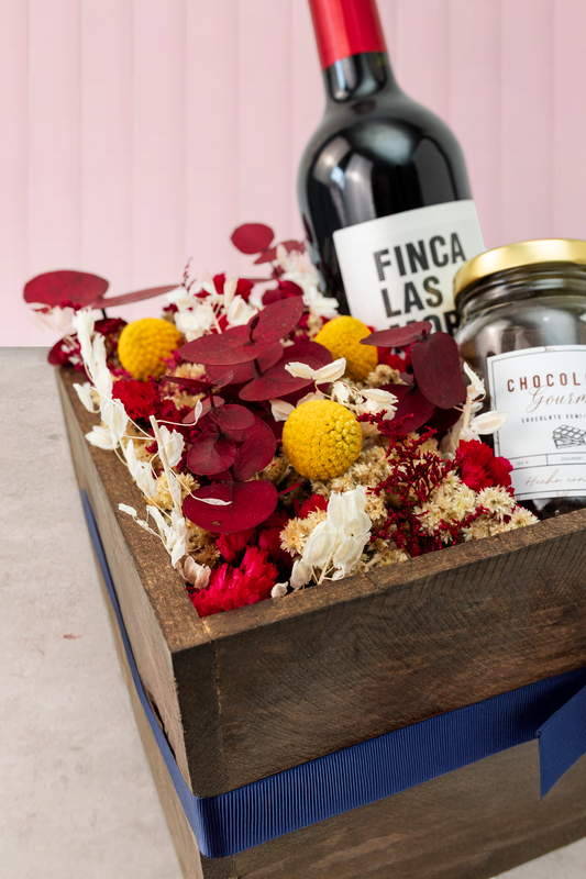 Caja Gourmet Clásica MOM – Vino Tinto Finca Las Moras y Chocolate Fino