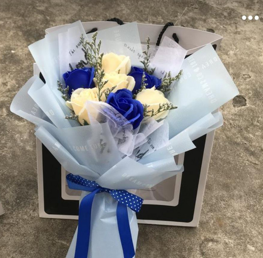 Pedido especial Ramo de rosas azules, blancas, papel blanco y moño azul