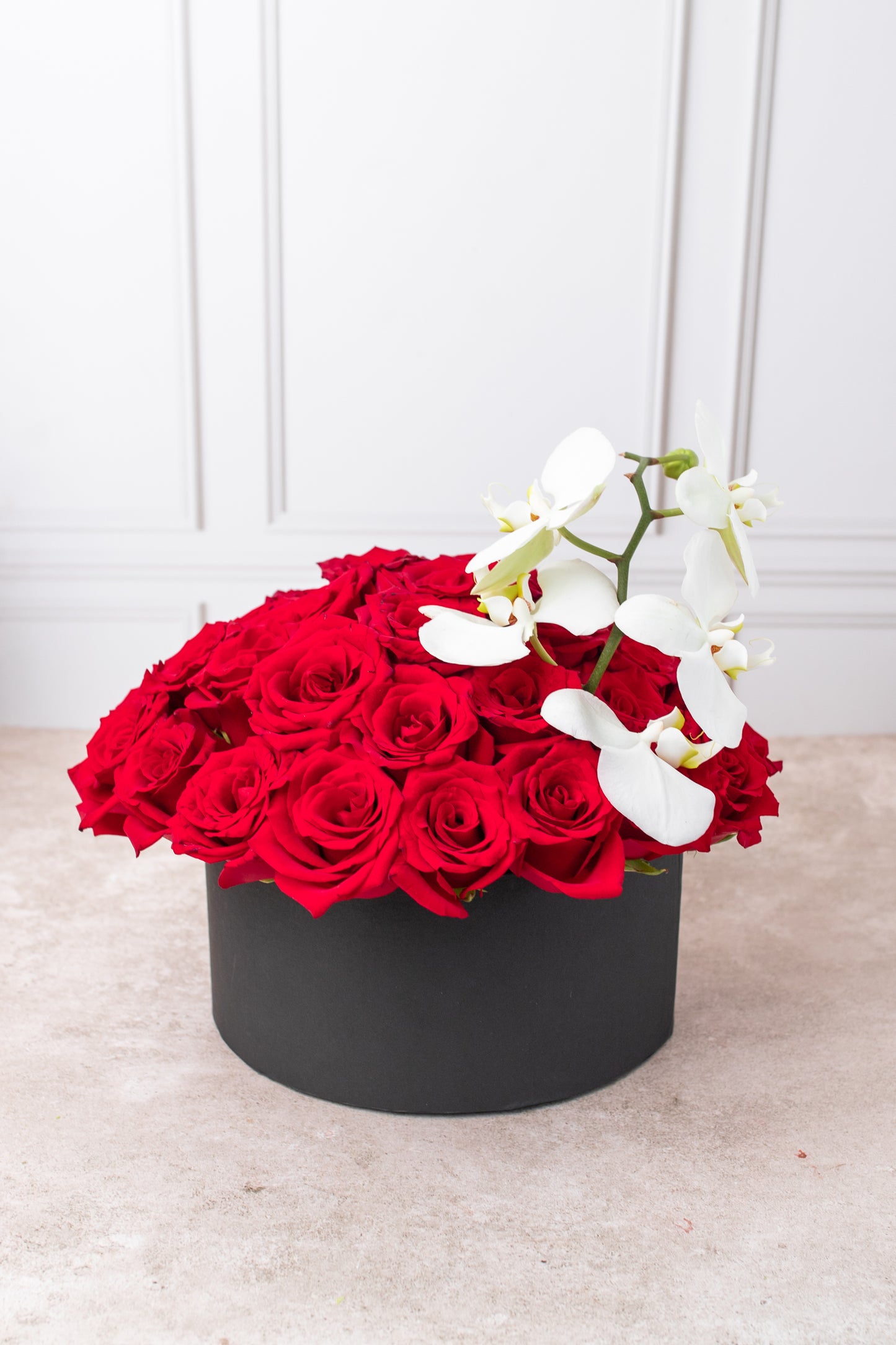 Rojo Escarlata - Caja de Rosas Rojas con Orquídea Blanca